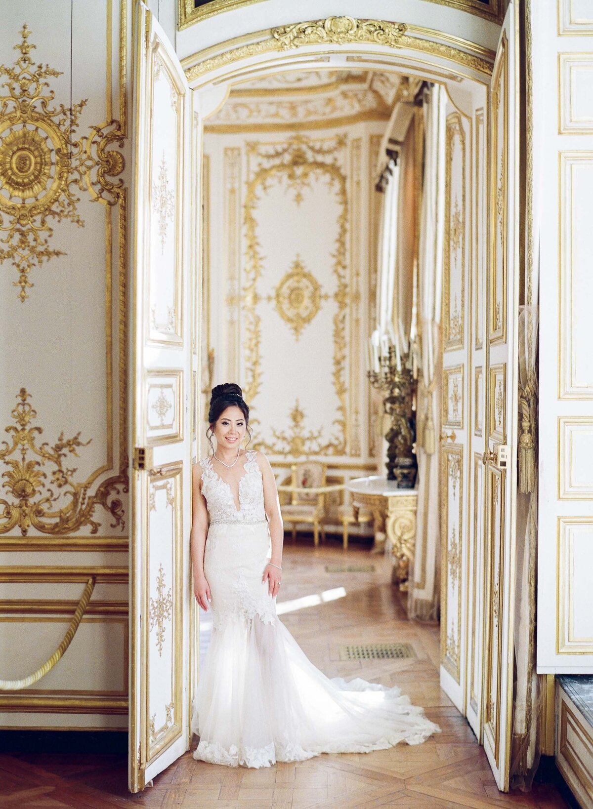 42-Chateau-de-Chantilly-bride-Alexandra-Vonk-photography