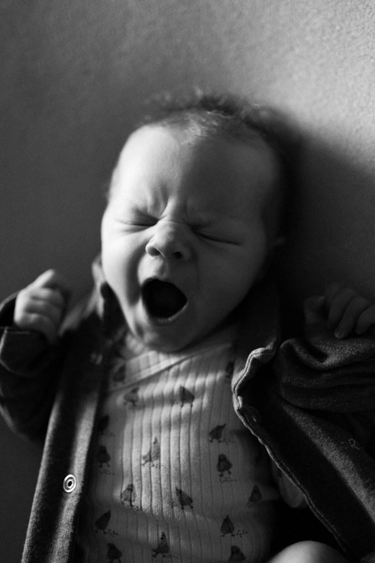 Zwart wit foto van een gapende baby tijdens newborn shoot Maarssen 