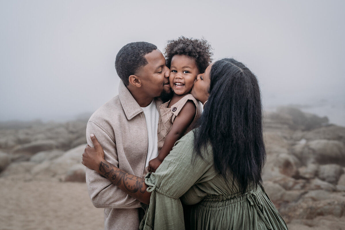 beach-family-kiss