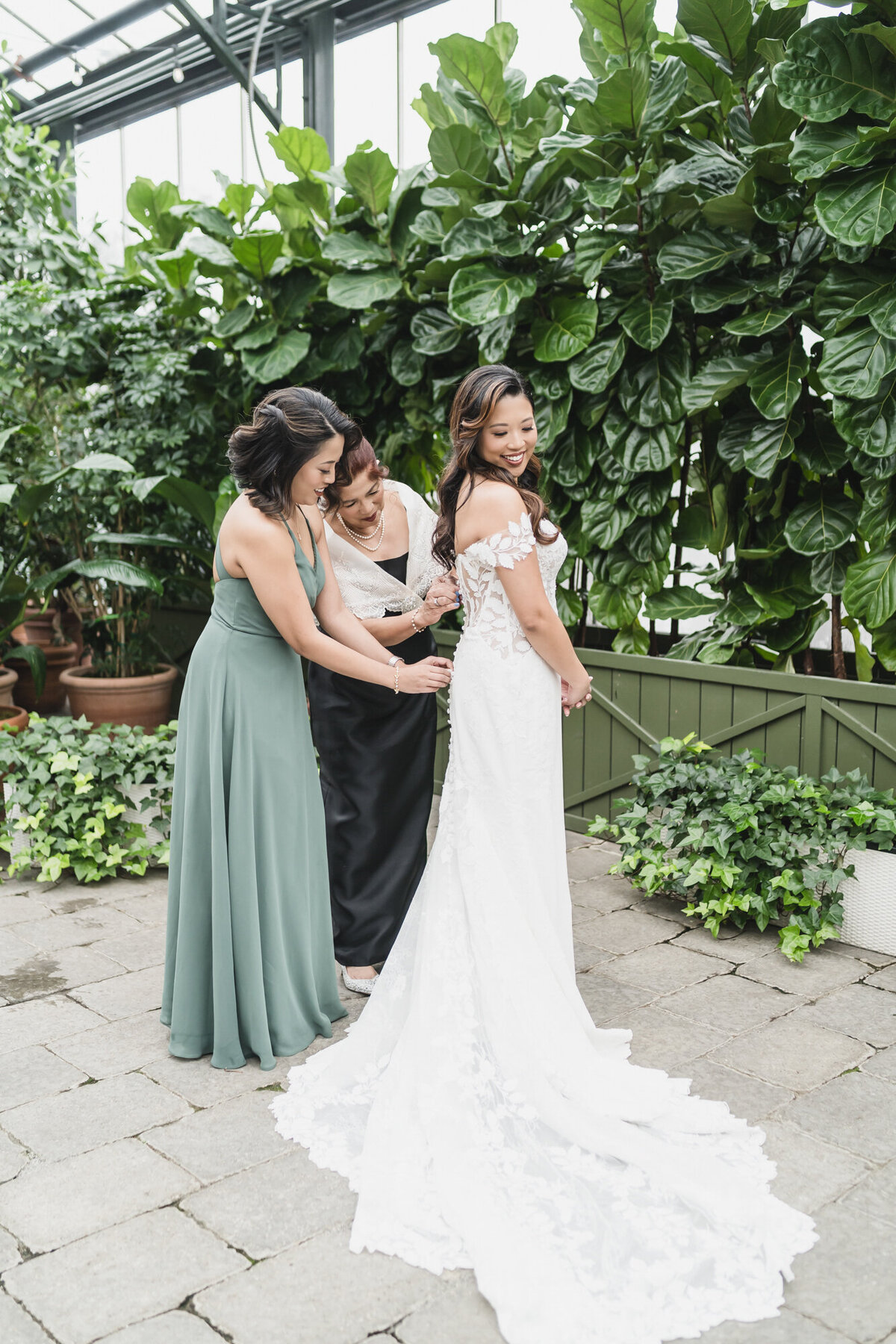 A MAGICAL WINTER PLANTERRA GARDEN WEDDING WITH A GREEN COLOR PALETTE IN WEST BLOOMFIELD, MICHIGAN PROVIDED BY KARI DAWSON PHOTOGRAPHY17
