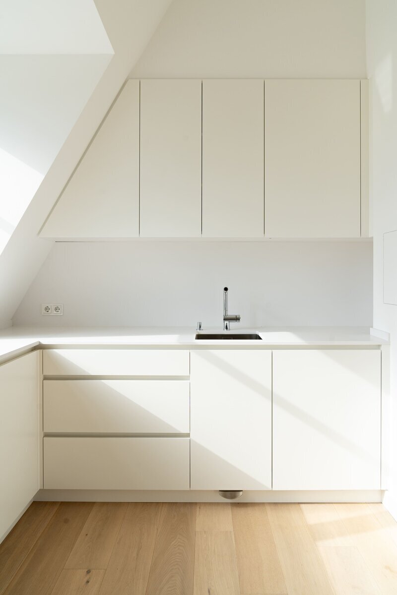 Von-Dach-bis-Keller-weisse-moderne-kueche