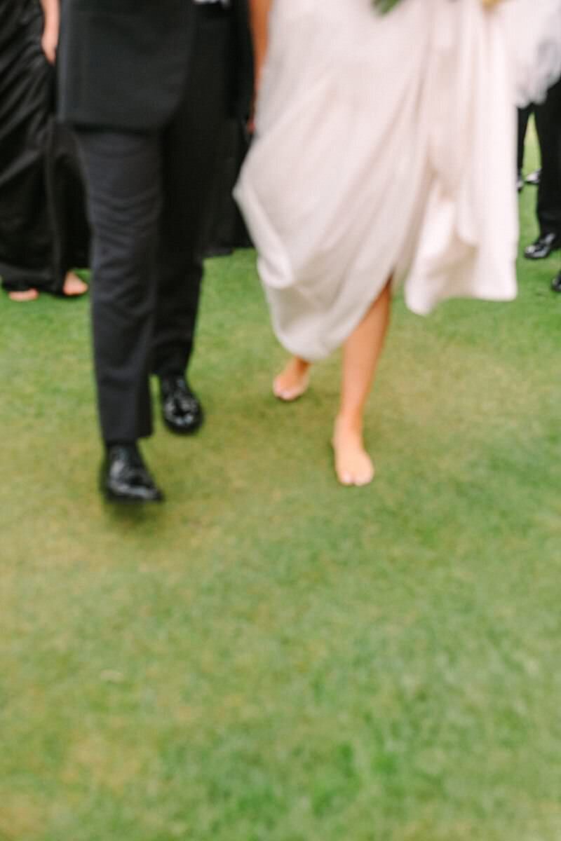 bride-and-groom-rainy-umbrella-evansville-country-club18