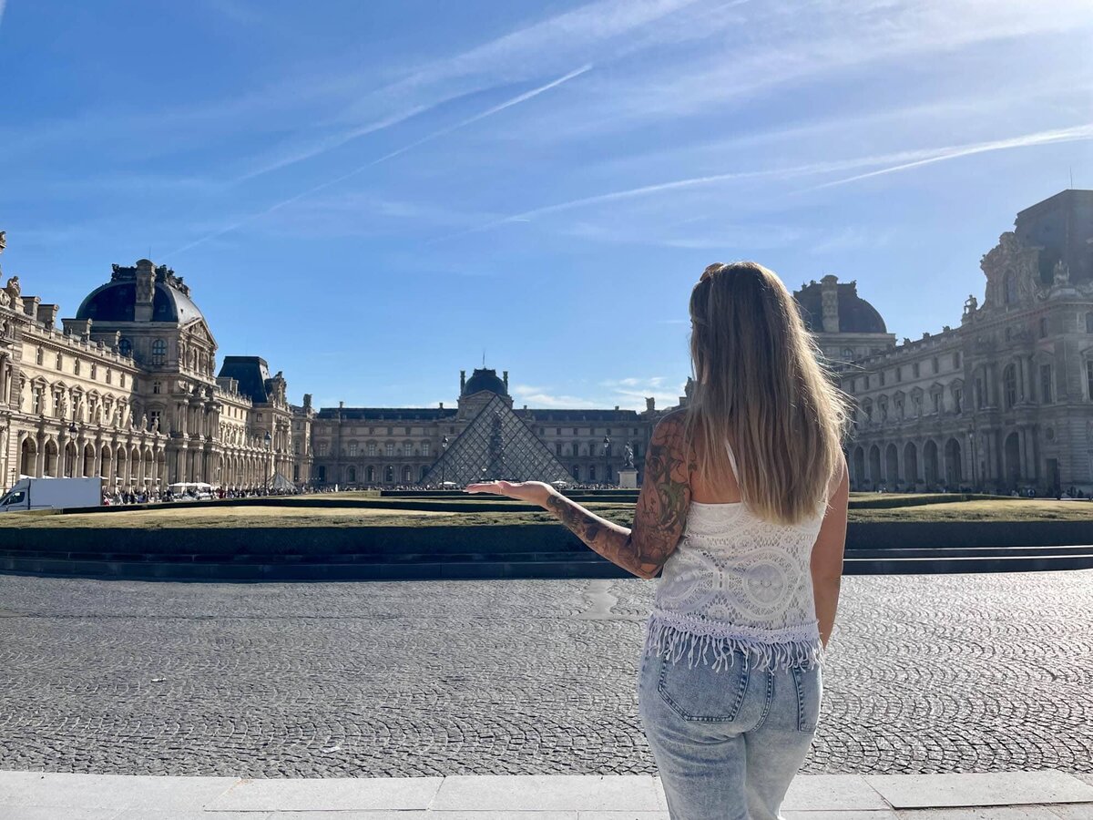 Colorado wedding and boudoir photographer in front of the Louve in Paris