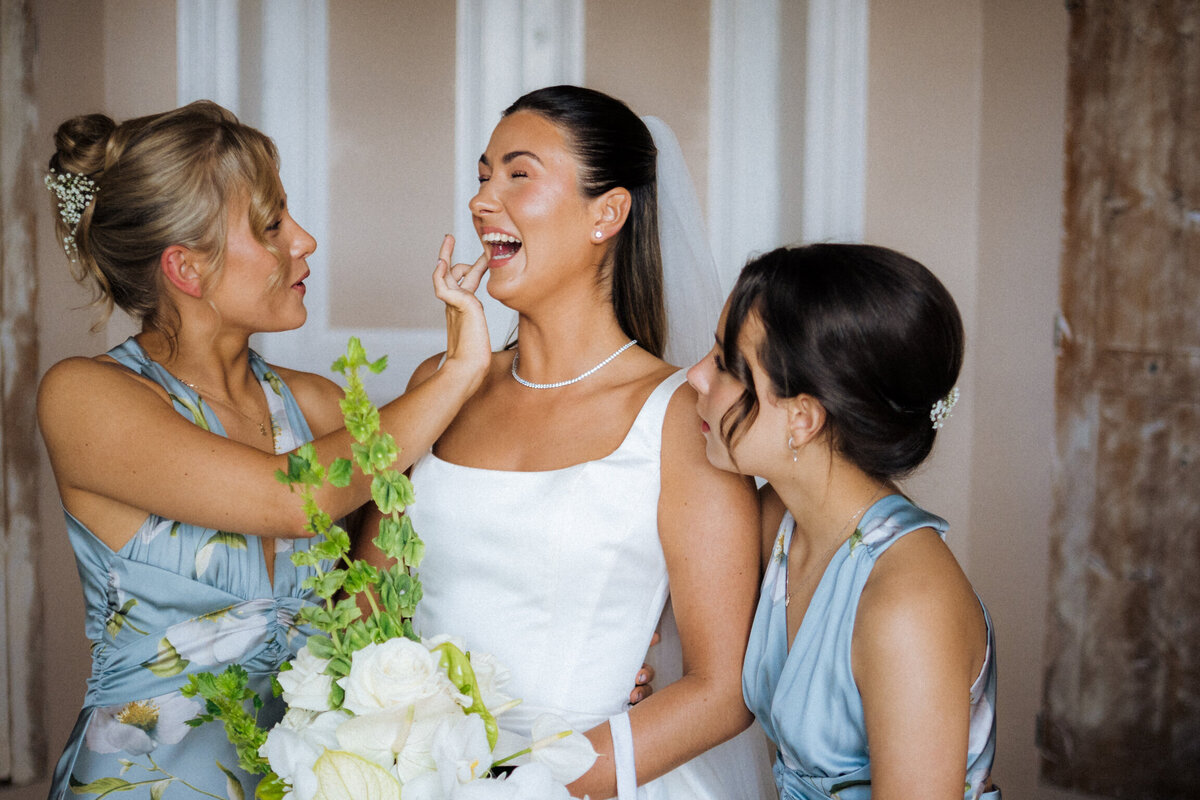 bride-with-bridesmaids-getting-ready-room-france16