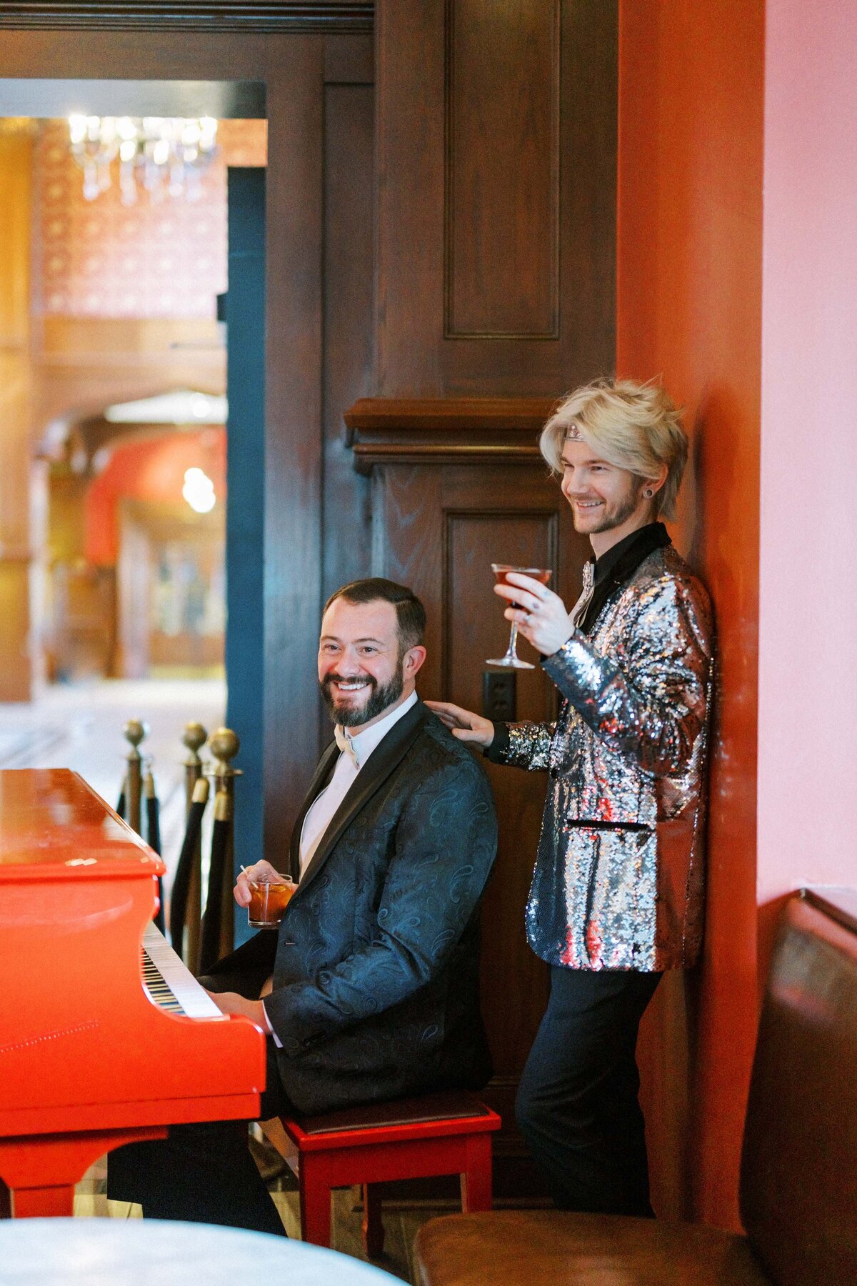 red-piano-lounge-portraits