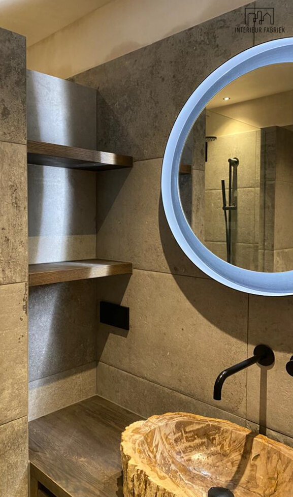 Interieurdesign Woerden, Interieurontwerpstudio Woerden, Interieurontwerper Woerden, Interior design Woerden, Interieurstudio Woerden, Interieur ontwerpen Woerden, Interieur ontwerp Woerden, Interieurinrichting Woerden, Interieurstylist Woerden, Interieurontwerp Woerden, Interieuradvies Woerden, Badkamer Woerden, Badkamerontwerp Woerden, Zwart toilet Woerden, Toilet Woerden, Ronde spiegels Woerden, PVC Vloer Woerden, Zwarte kranen Woerden