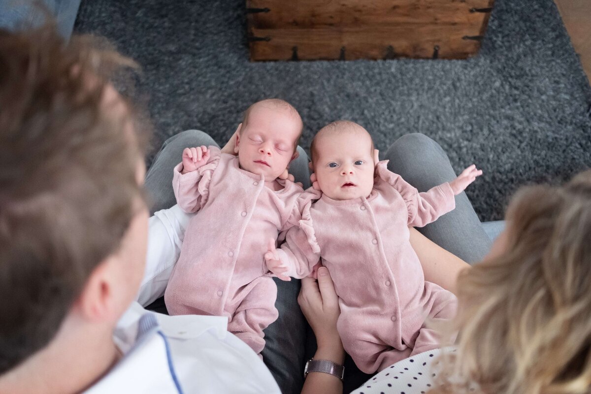 Kraamreportage tweeling lifestyle newborn shoot - Irene Maris Fotografie Tilburg