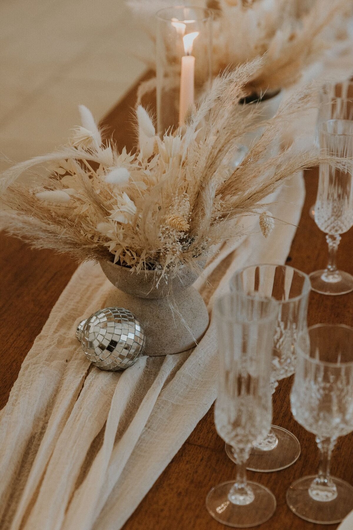 Backstage shooting disco chic : gros plan du la table réalisée par Ma déco chic