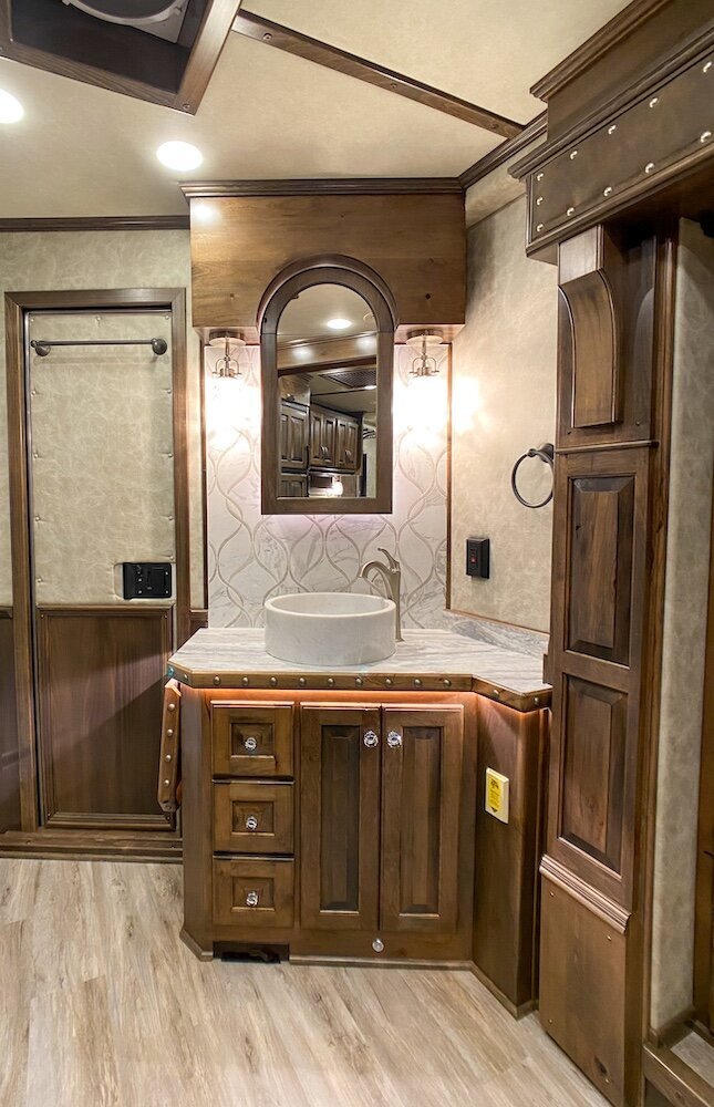 luxury-living-quarter-horse-trailers-trail-boss-conversions-bathrooms-10