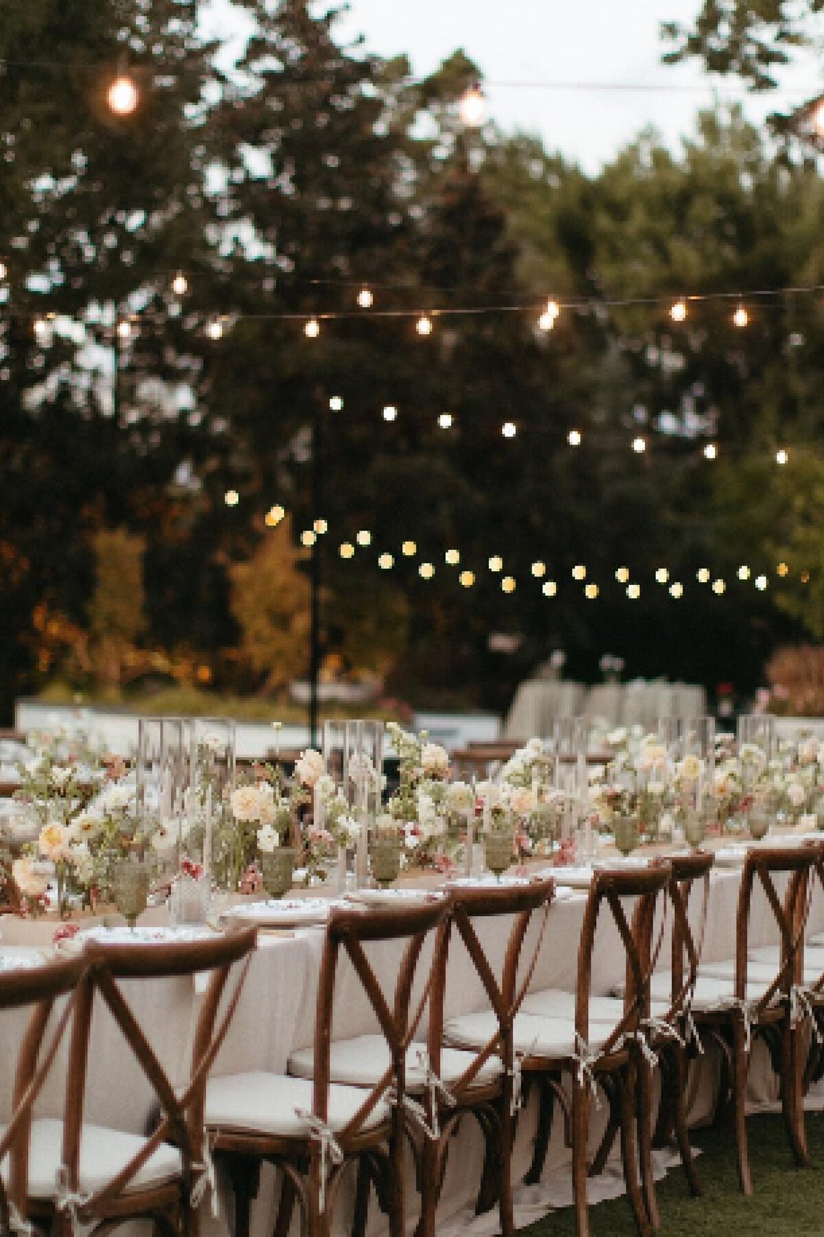 outdoor-wedding-reception-table-setting-under-string-lights