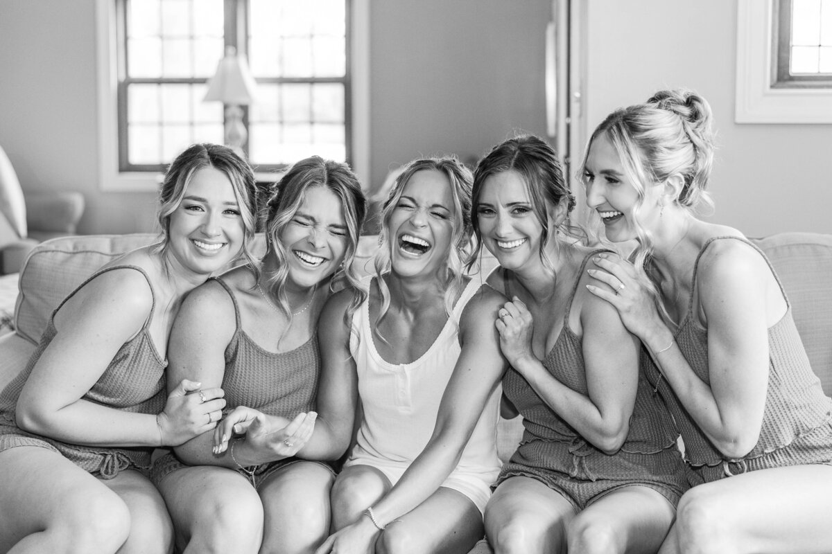 northern-michigan-wedding-photographer-bride-with-bridesmaids