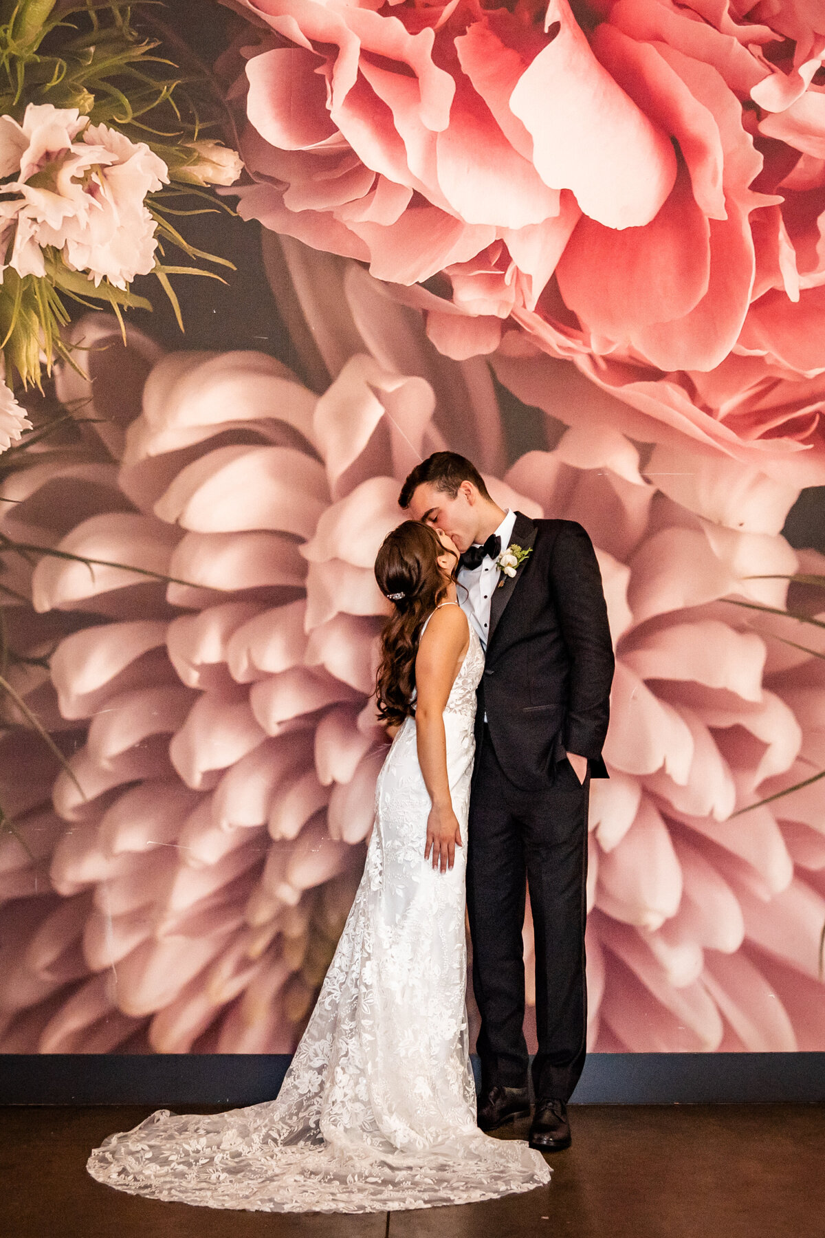 couple-kissing-floral-mural