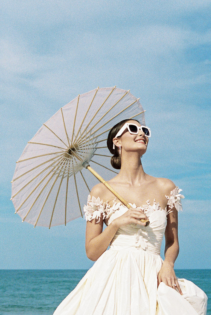 beach wedding bride in sunglasses and white Parasol_