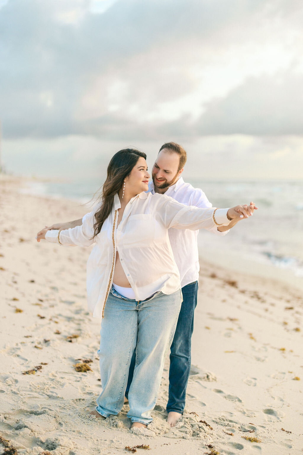 miami-maternity-beach-couple-embrace