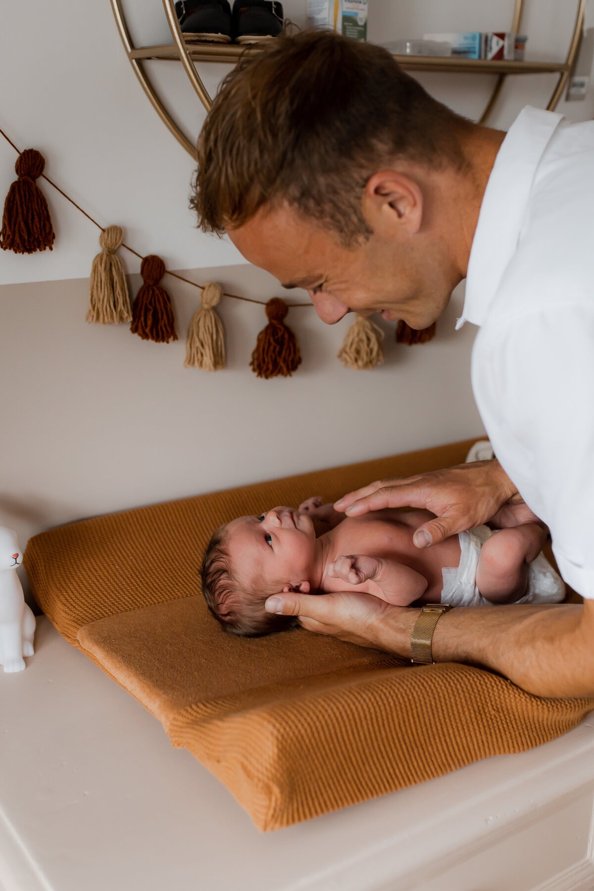 Kraamreportage papa verschoont baby