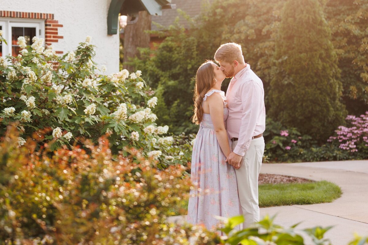 01-kellogg-manor-house-grand-rapids-engagement