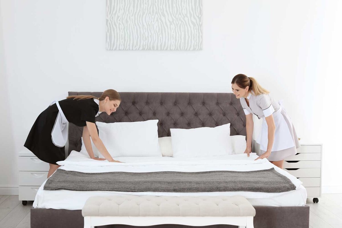 housekeeper-making-bed-hotel3