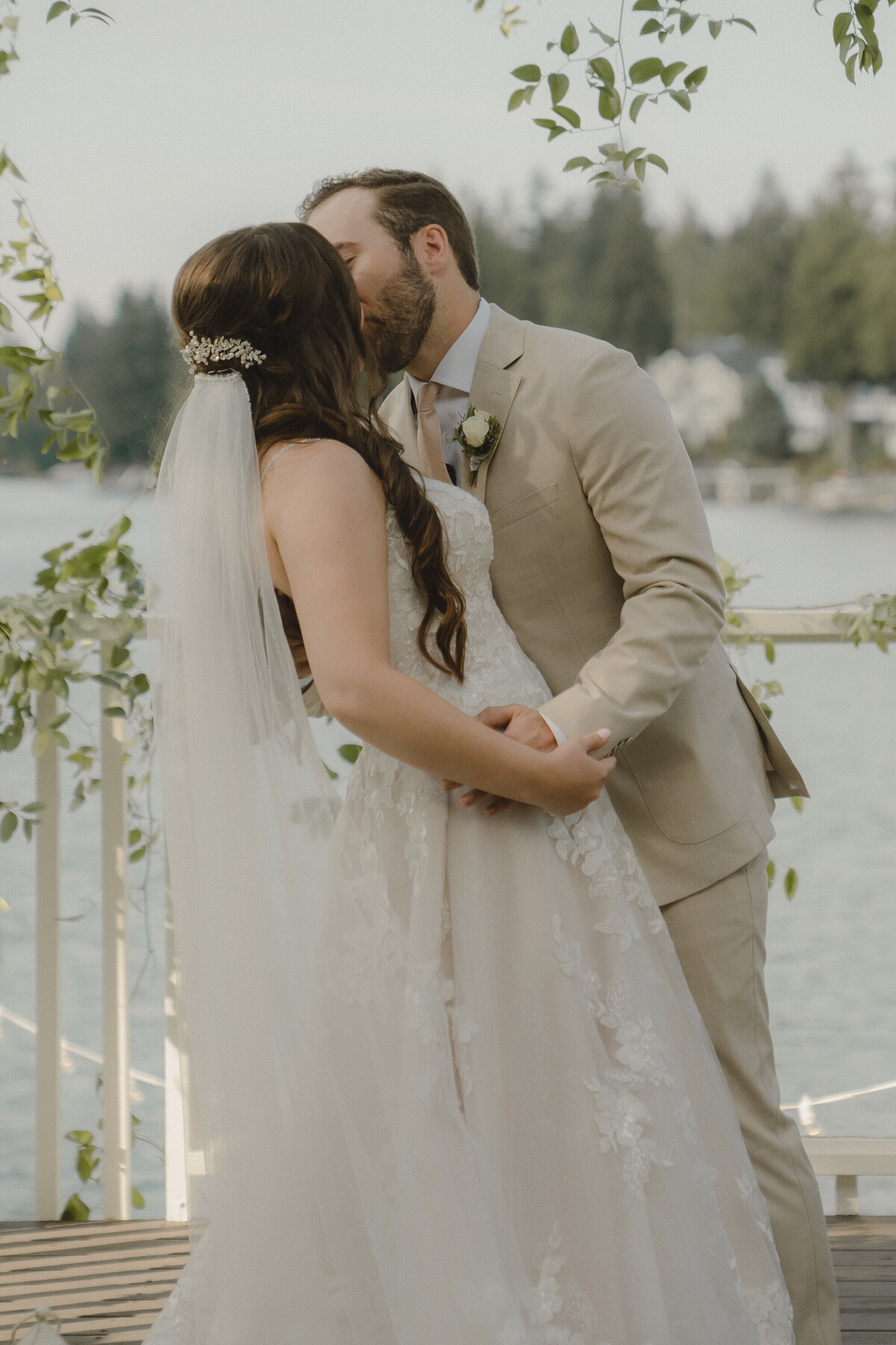 Stephanie-Chase-Wedding-at-the-Lake-Tapps-Bonney-Lake-Seattle-Amy-Law-Photography-94