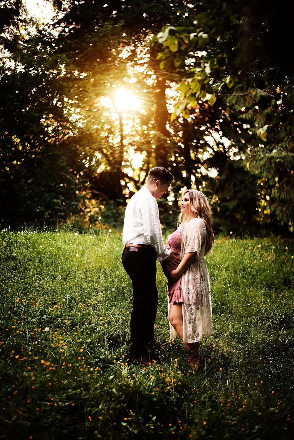 outdoor-maternity-photography_vancouver-fraser-valley_sunset-expectant-mom-dad-field