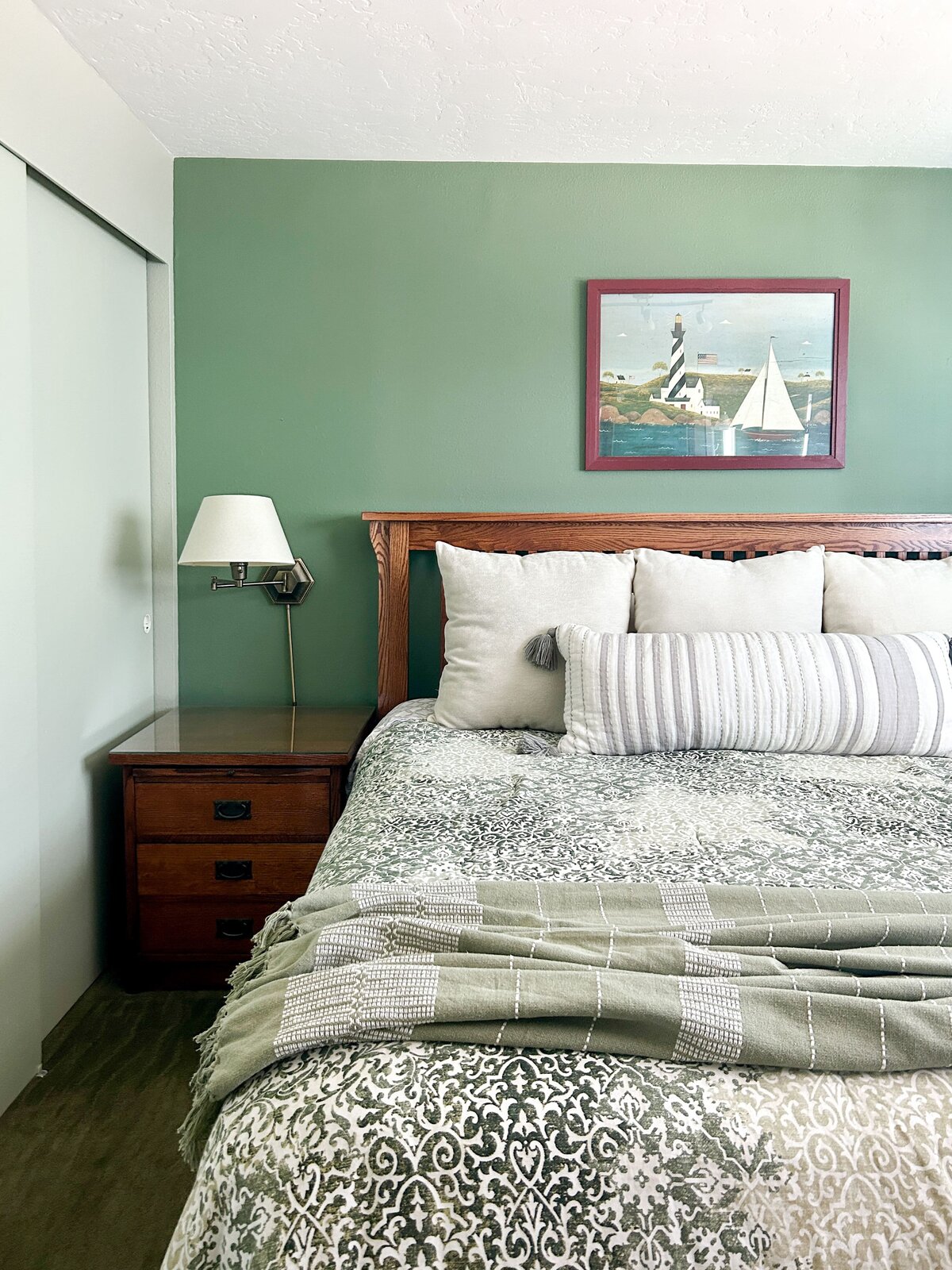 occupied-staging-pnw-waterfront-home-bedroom-modernmollusk
