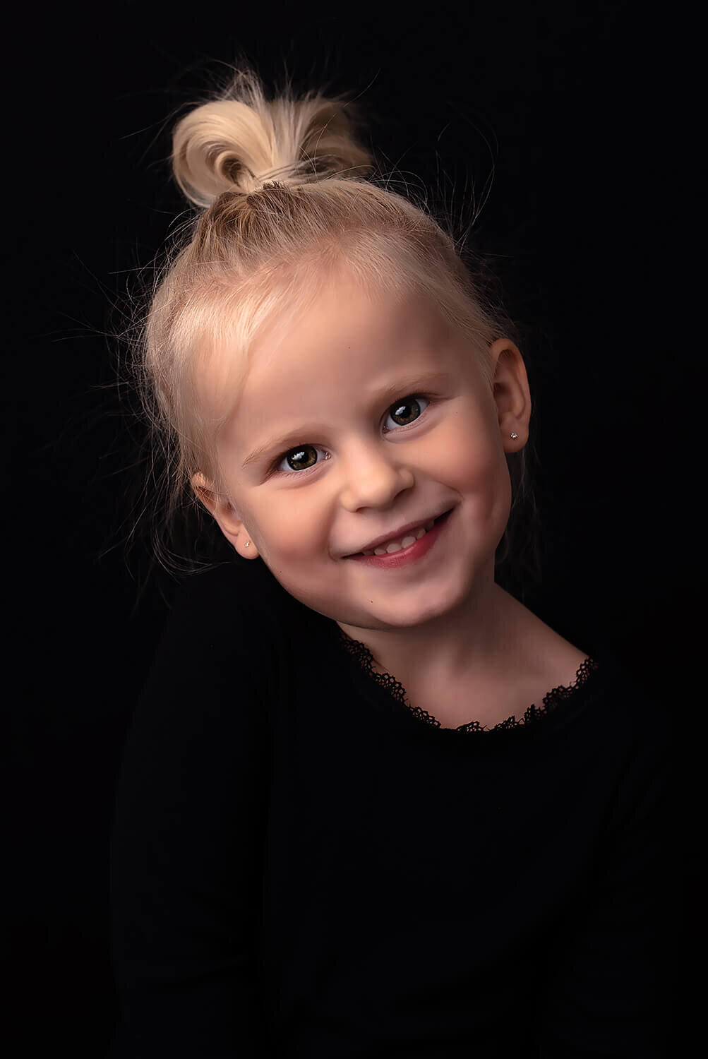 foto meisje op zwart