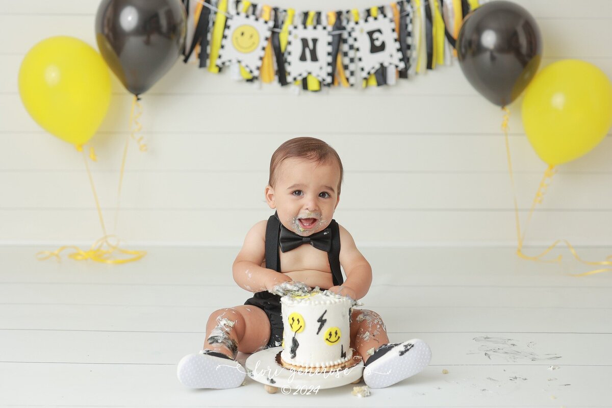 lehigh-valley-photographer-lori-generose-lg-photography-first-birthday-cake-smash-boy-bethlehem-pa