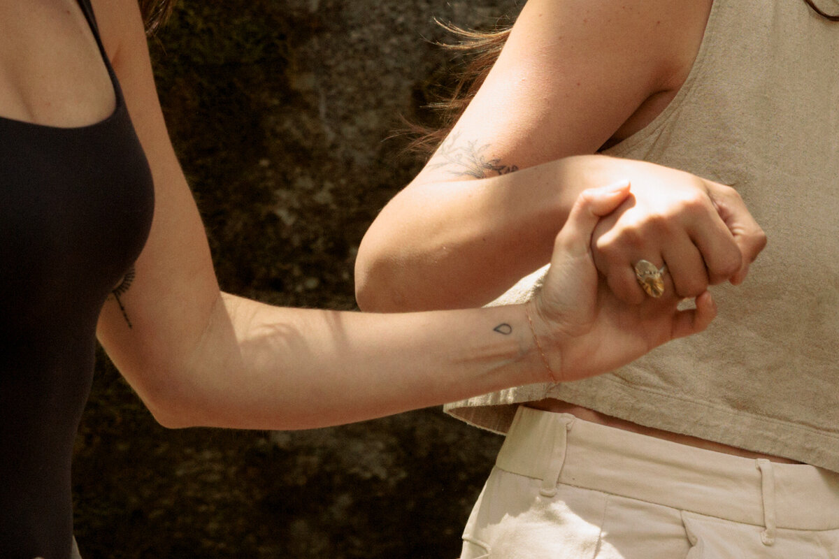 yosemite-engagement-holding-hands