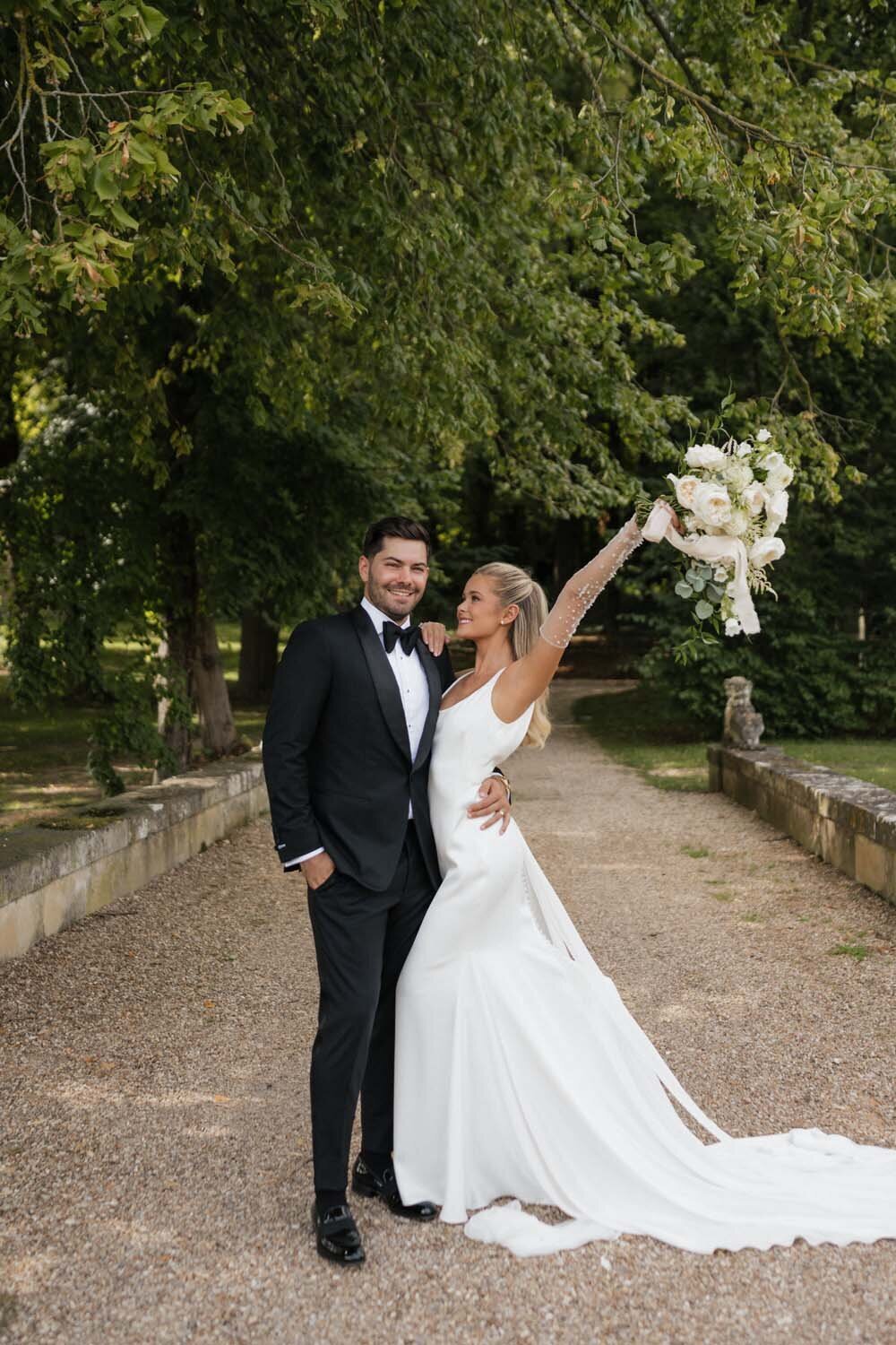 white luxury romance at chateau de Villette for Hannah & dylan Barbour wedding in Paris - Floarl designer Veronique lORRE1