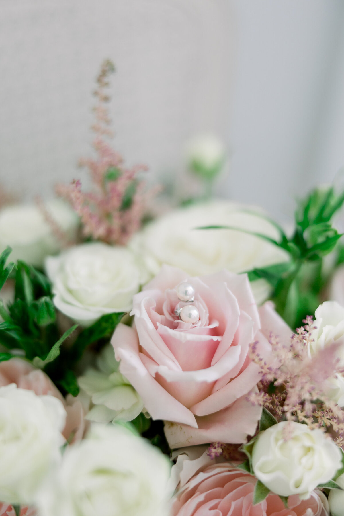pastel-wedding-flowers-pearl-earrings