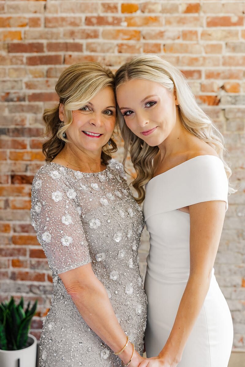 Bride Getting Ready with Mom and Bridesmaids at The Loft on 6th055