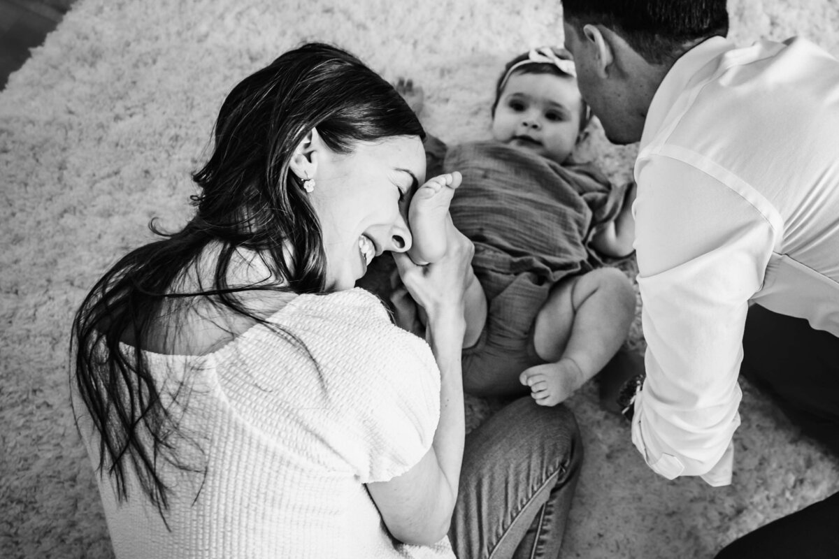 motherhood-bw-lifestyle-portrait