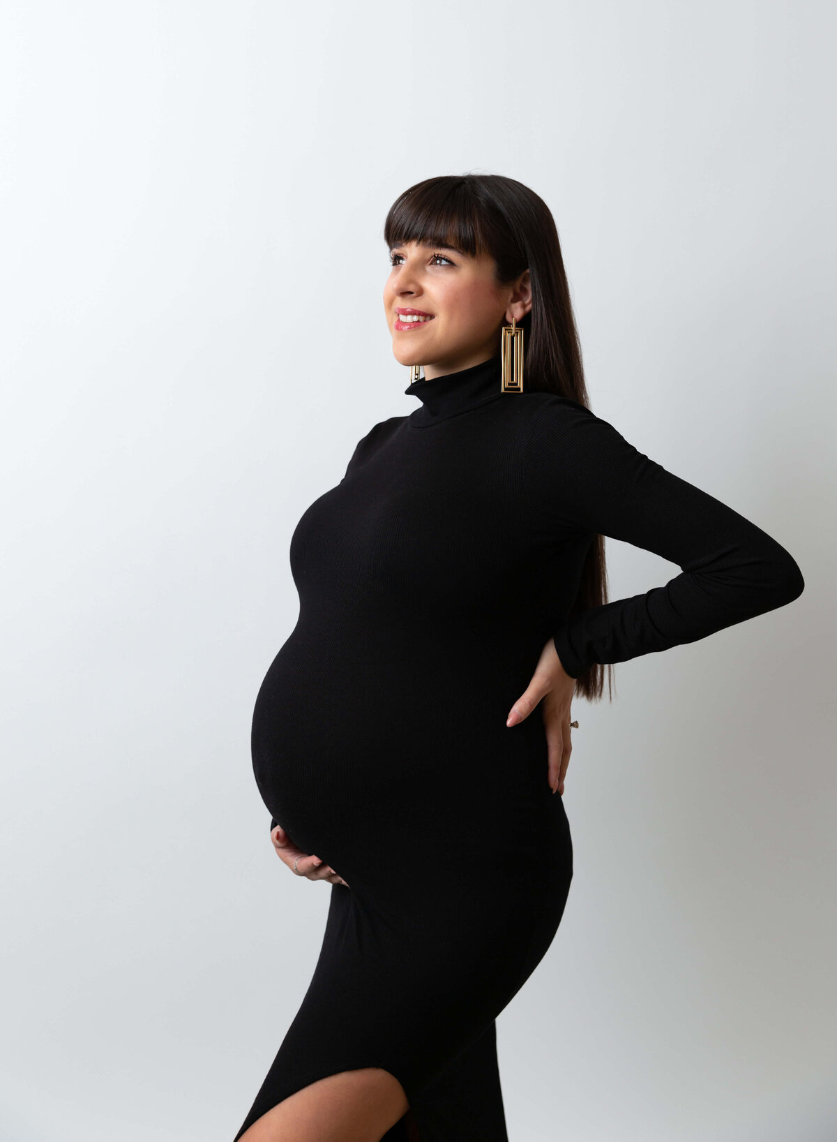 Maternity photoshoot in Manhattan, capturing the glow of a mom-to-be, expertly photographed by a NYC maternity photographer