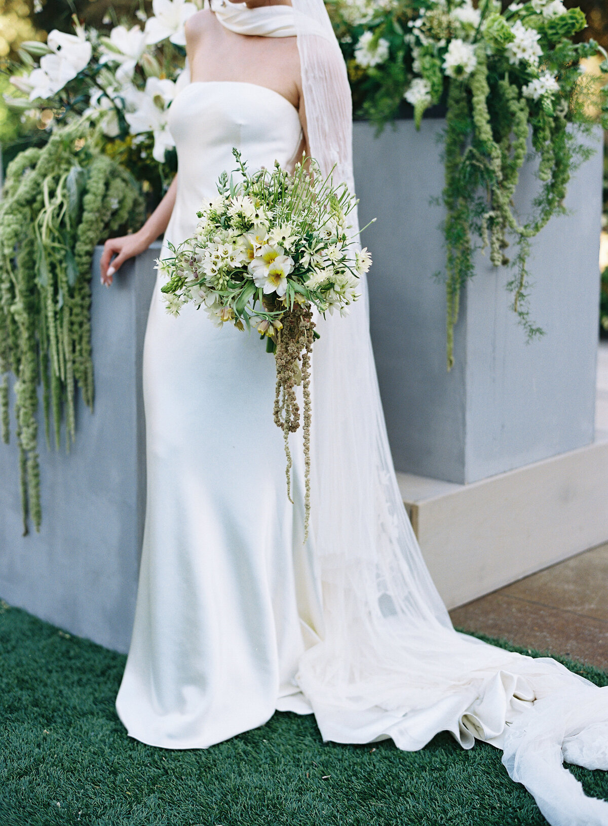 bride-portrait-modern-outdoor-wedding-napa-valley-floral-design