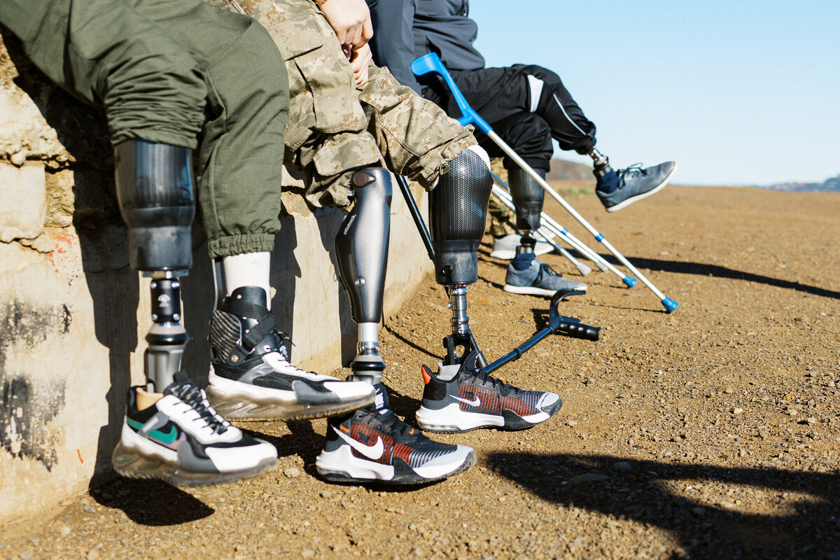 Ukrainian soldiers with missing legs on their prosthetics in San francisco - Protez Foundation