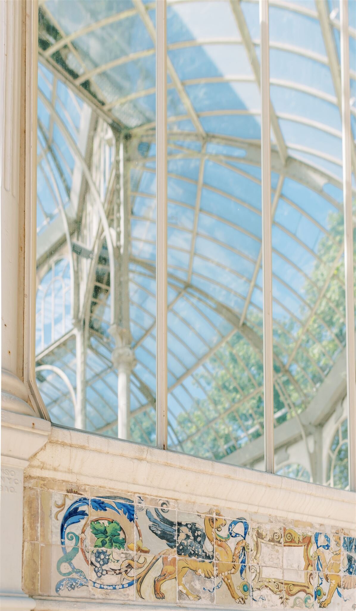 Wedding Photographer in Stockholm helloalora Anna Lundgren Palacio de Cristal wedding in El Retiro Park in Madrid