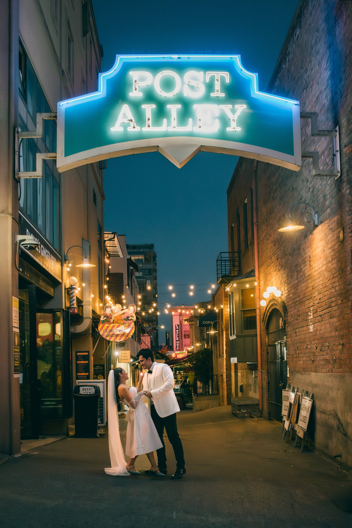 Downtown-Seattle-elopement-documentary-style-photography-jennifer-moreno-photography-Washington