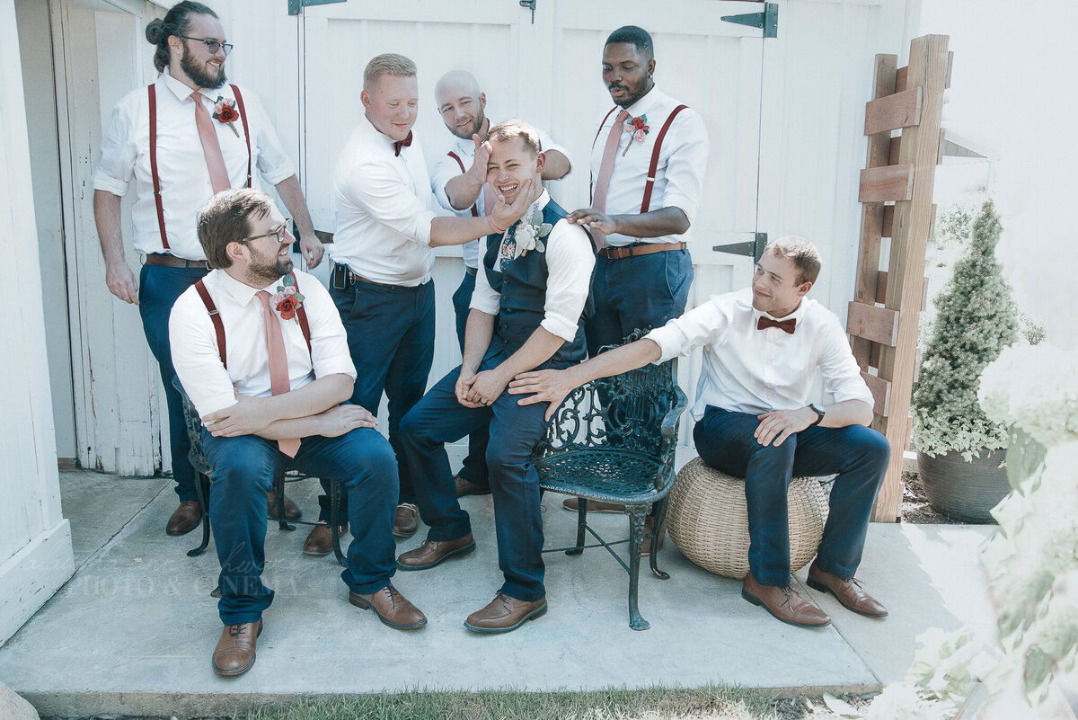 bridal party _ alaynna ann schwartz _ harpors vinyard _ iowa photographer _ playlife photography_0003