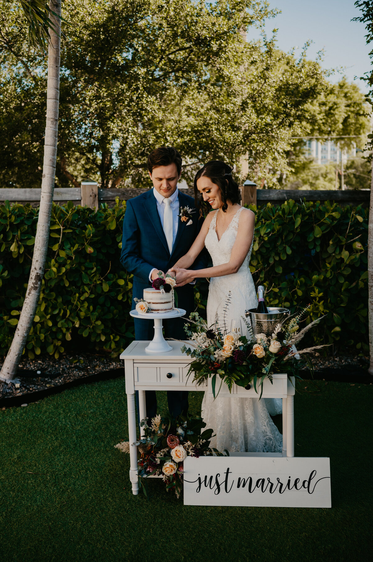 mariah-lacy-photo-elope-in-tampa-green-bench-chantilly-chic-planners-15