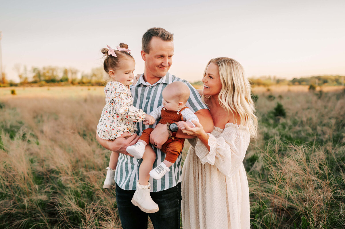 Springfield MO family photographer Jessica Kennedy of The XO Photography captures family smiling holding kids