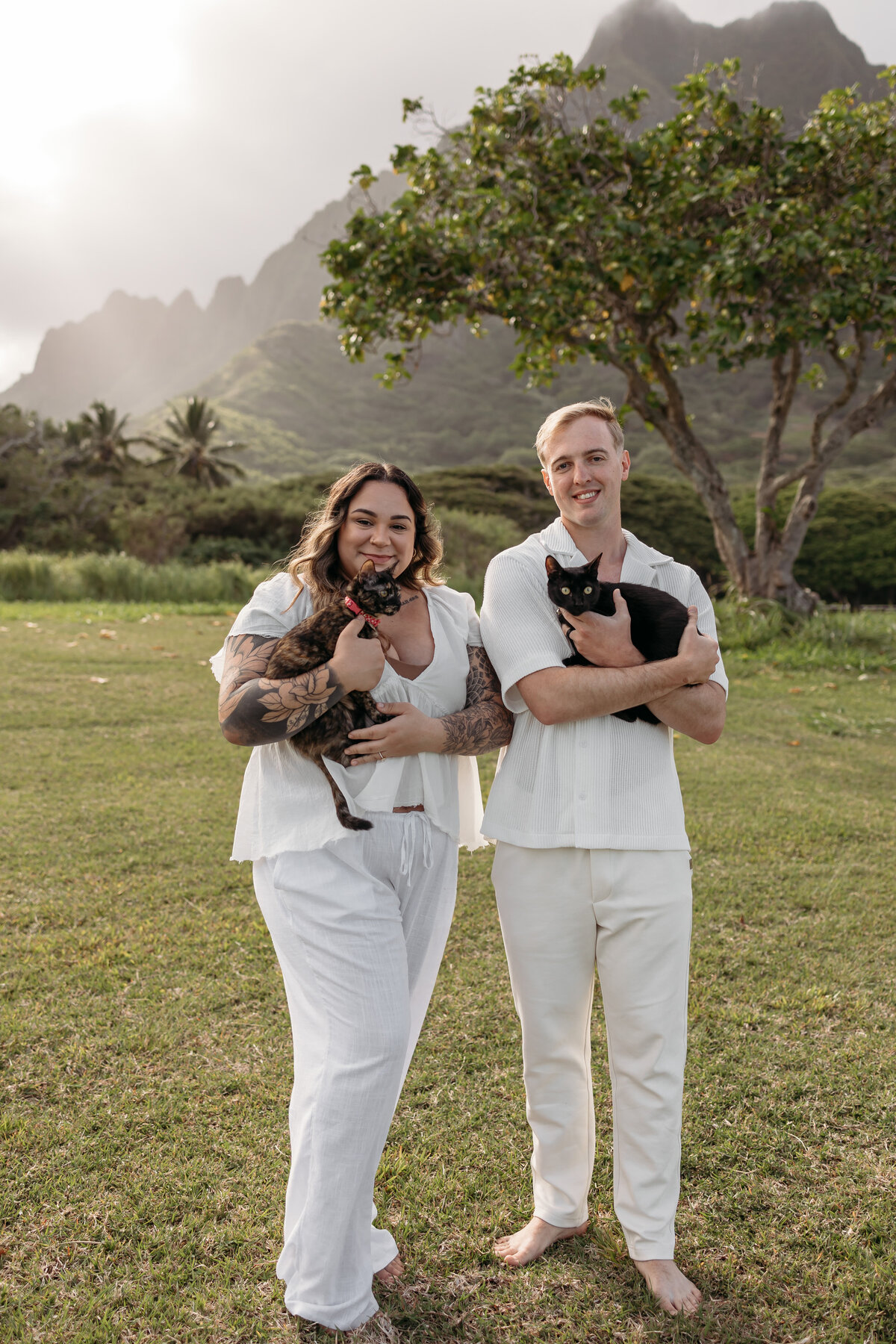 kualoa-beach-park-couples-photoshoot-with-cats-2