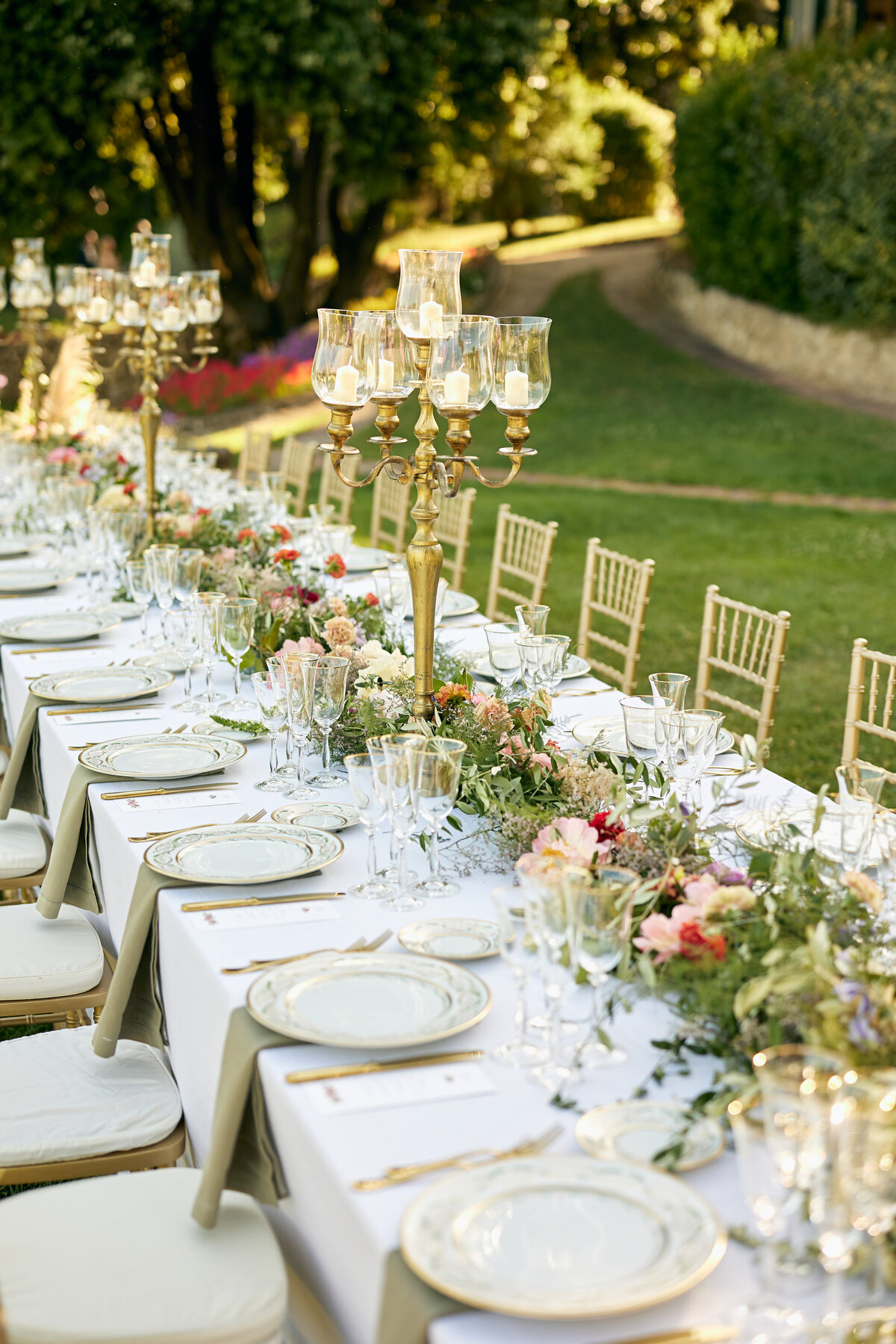 Table with greenery garland