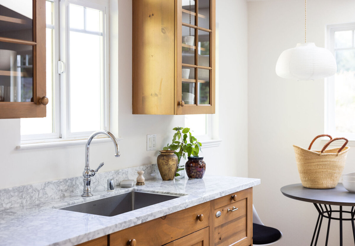 marble-counters-in-updated-kitchen