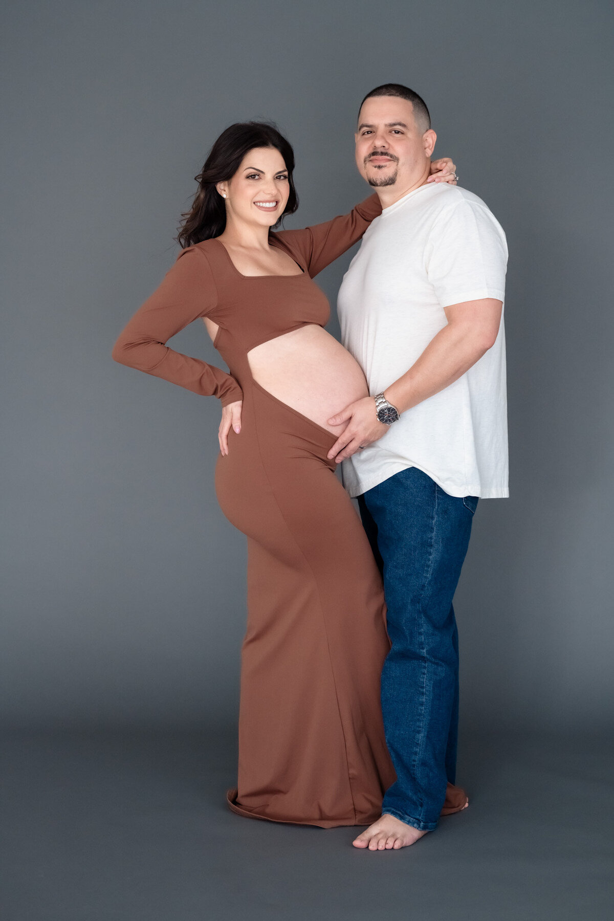 emmiclaire-maternity-seated-on-floor-minimal