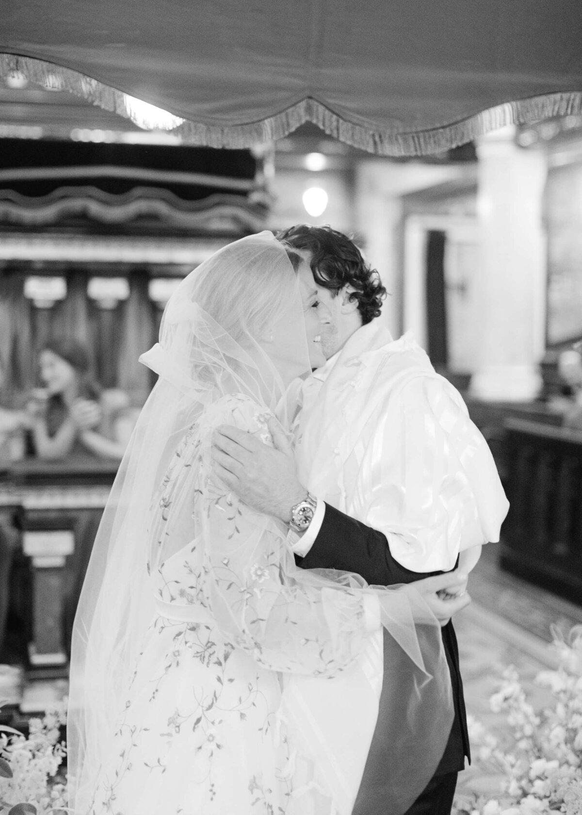 chloe-winstanley-weddings-jewish-ceremony-chuppah-bride-groom-hug