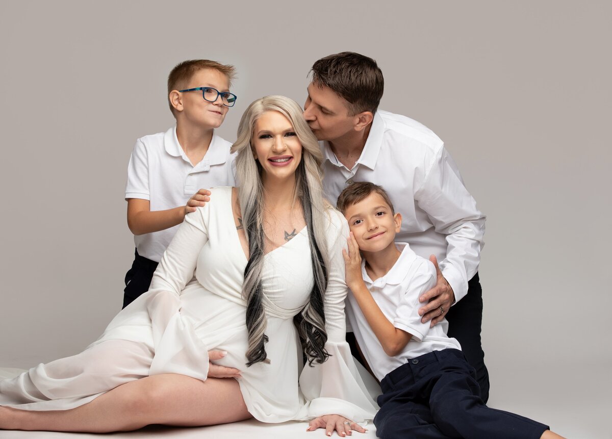 Phoenix maternity photos with children and husband