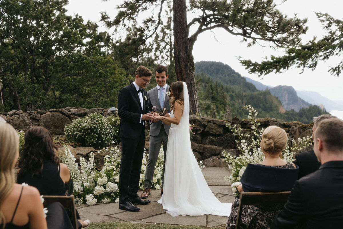 the-griffin-house-hood-river-wedding-photos-e+j-3800