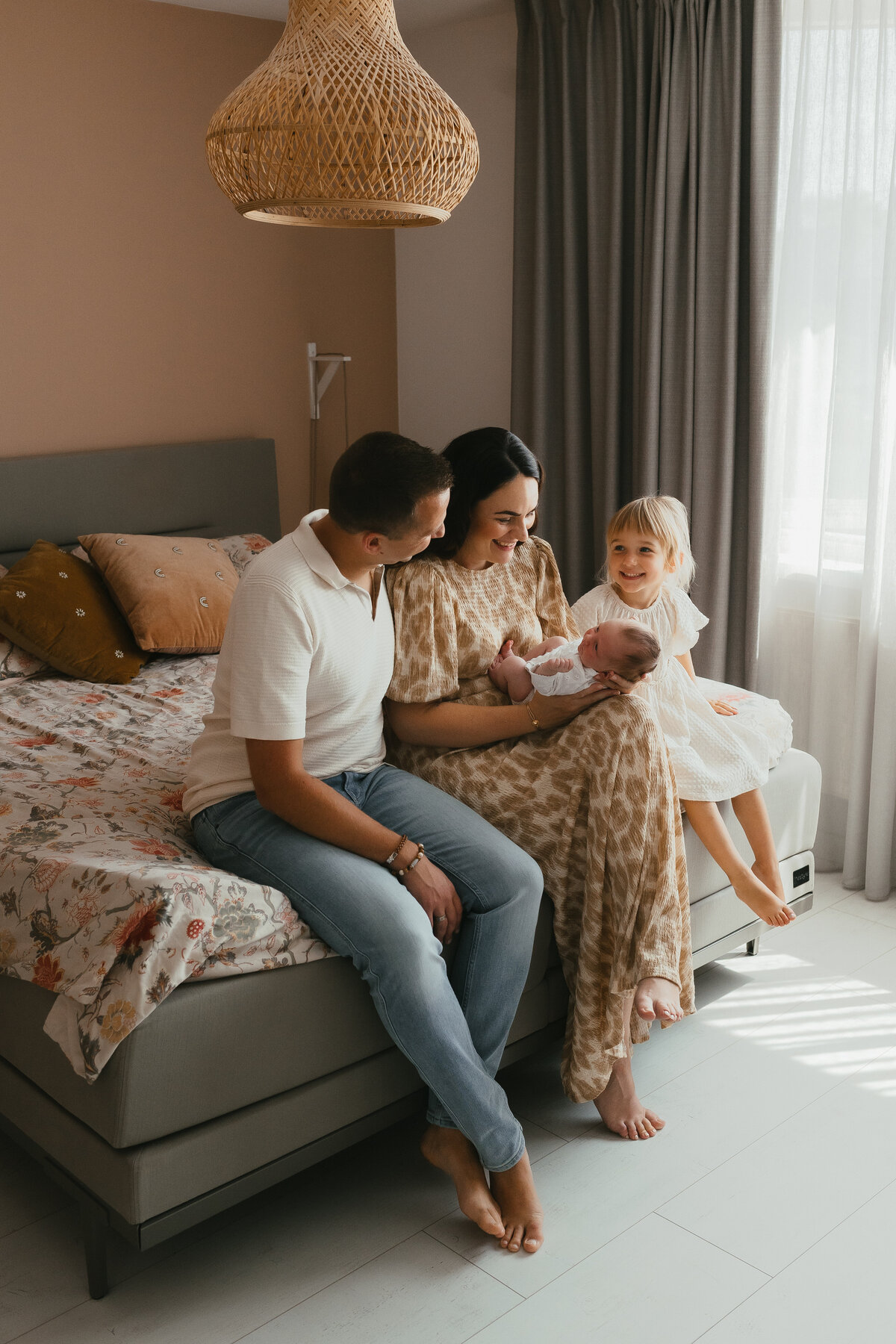 Newborn fotoshoot aan huis gezin