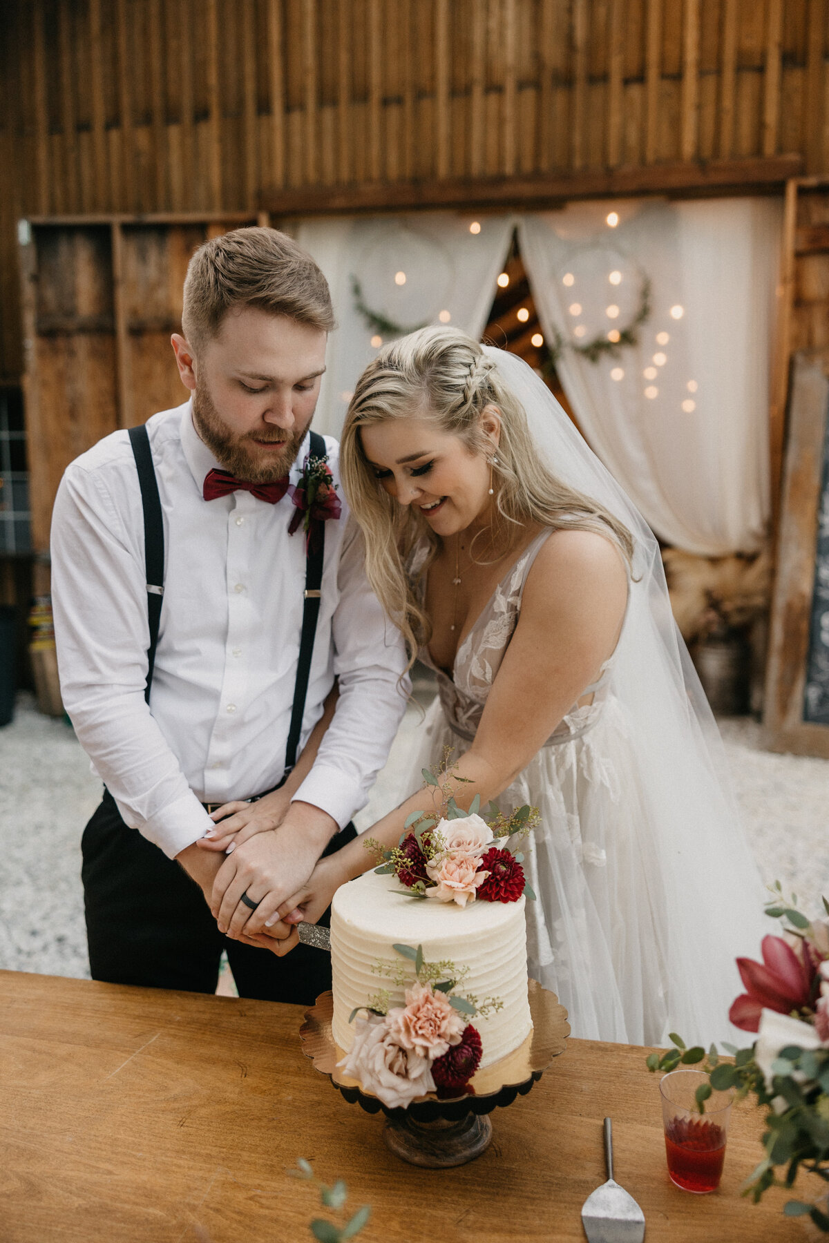 wedding photo cake cutting