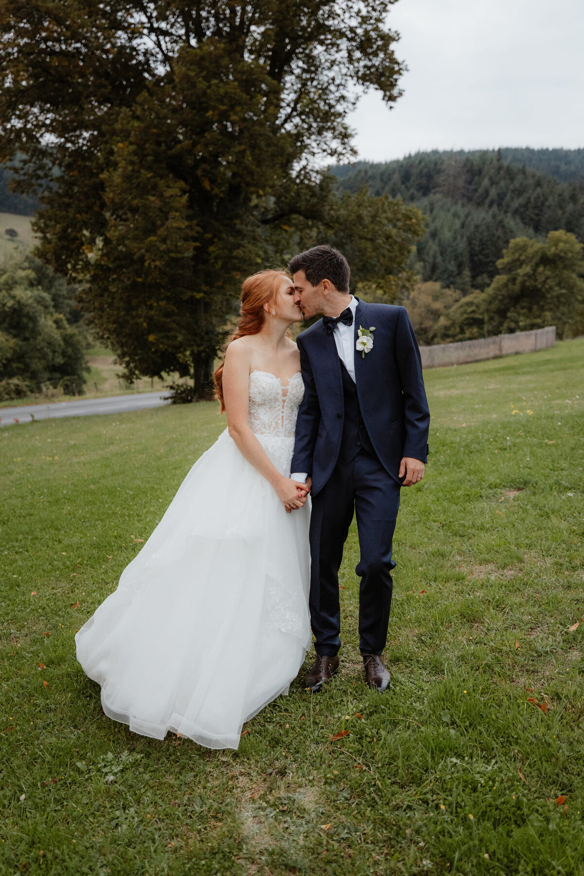 Berenice-et-Remy-mariage-couple-exterieur-foret6