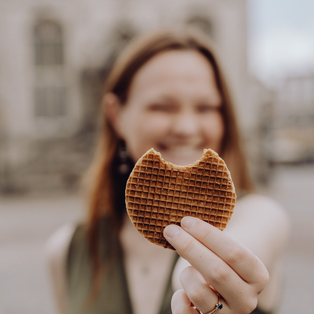 Verse van Vliet siroopwafel met hapje eruit